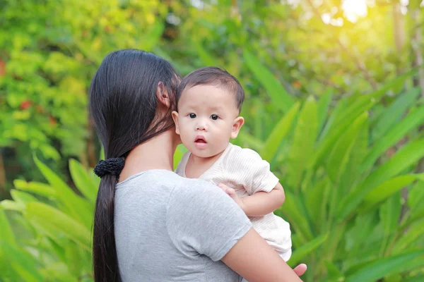 Ibu Asia Membawa Bayi Laki Lakinya Kebun Hijau — Stok Foto