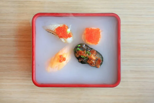 Set Sushi Nami Servito Con Affumicato Freddo Sul Tavolo Legno — Foto Stock