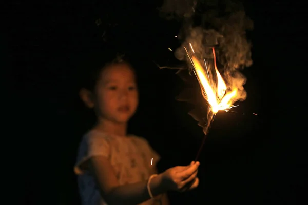 Kis Ázsiai Gyermek Lány Élvezze Lejátszás Petárdákat Fókusza Csillagszórók Tűz — Stock Fotó