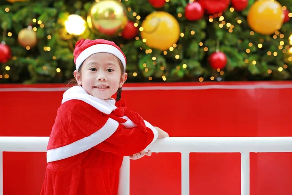 Щасливі Милий Азіатських Дитину Дівчинка Костюмі Санта Біля Ялинки Фону — стокове фото