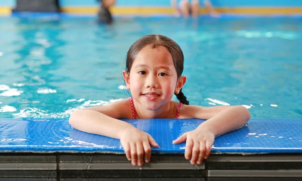 Retrato Una Niña Asiática Feliz Aprendiendo Nadar Piscina Primer Plano — Foto de Stock