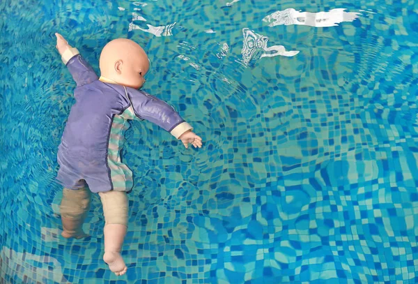 Dummy Afogamento Formação Bebê Boneca Flutuar Piscina — Fotografia de Stock