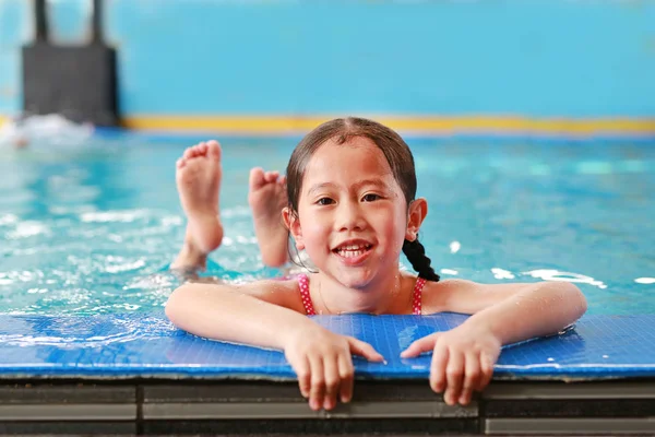 Retrato Una Niña Asiática Feliz Aprendiendo Nadar Piscina Primer Plano — Foto de Stock