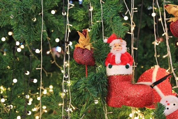 Weihnachtsdekoration Auf Weißem Hintergrund Roter Stiefel Mit Kleinem Weihnachtsmann — Stockfoto