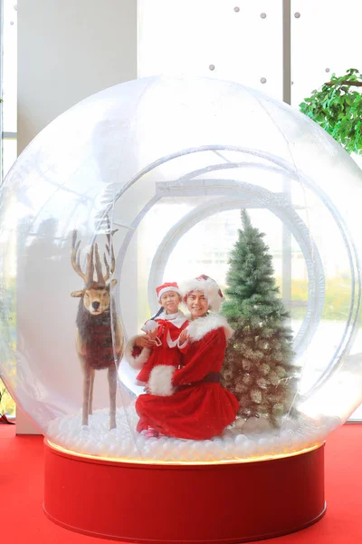 Fröhliches Kleines Mädchen Und Mutter Weihnachtsmannkostüm Amüsieren Sich Weihnachten Einer — Stockfoto