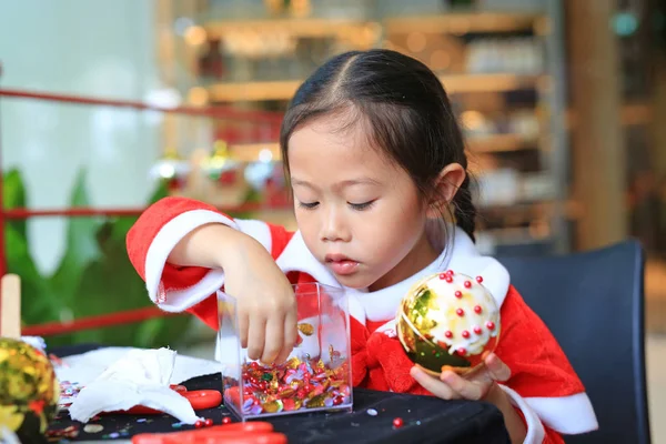 Мила Маленька Дівчинка Робить Різдвяний Кульковий Орнамент Новорічні Прикраси Ручної — стокове фото