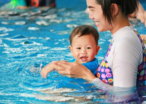 Glückliche Familie Von Mutti Unterrichtet Baby Junge Schwimmbad — Stockfoto