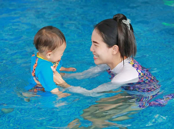 Familie Der Mutter Lehrt Baby Schwimmbad — Stockfoto