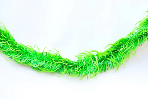 Yeşil renk kürk veya Noel ağacı tinsel garland beyaz arka plan üzerinde grup. Noel ve yeni yıl kutlama.