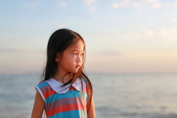 Gadis Kecil Yang Damai Berdiri Pantai Saat Matahari Terbenam Sambil — Stok Foto