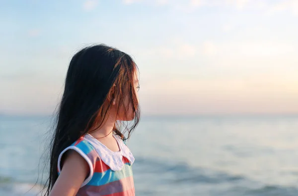 Portrait Side View Gadis Kecil Berdiri Pantai Saat Matahari Terbenam — Stok Foto