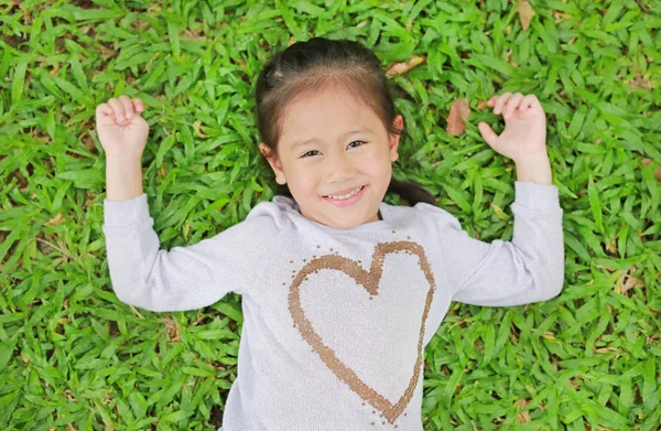Retrato Sorrindo Bonito Pequena Menina Asiática Deitada Gramado Verde — Fotografia de Stock