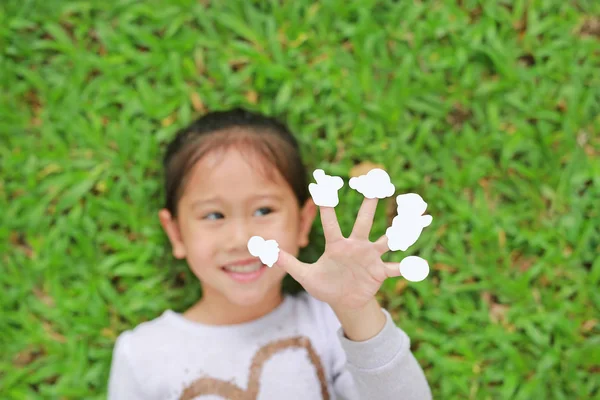 Ładny Asian Dziecko Dziewczynka Leży Zielony Trawa Trawnik Wyświetlono Puste — Zdjęcie stockowe