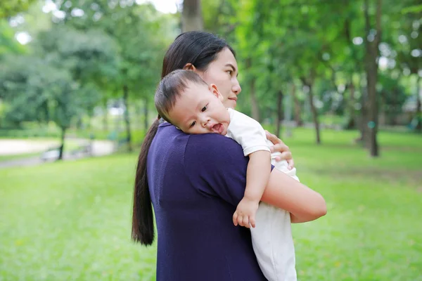 Азиатская Мать Носит Своего Маленького Мальчика Летнем Саду — стоковое фото