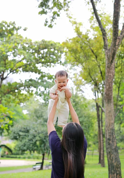 Asiático Mãe Joga Feliz Bebê Menino Nos Braços Jardim — Fotografia de Stock