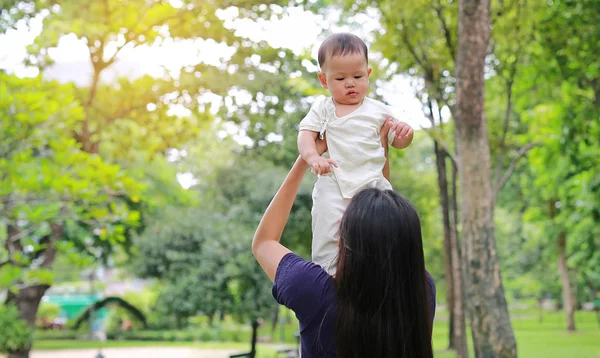 Mãe Asiática Segurando Seu Bebê Nos Braços Jardim Verde — Fotografia de Stock