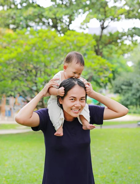 Schöne Junge Asiatische Mutter Mit Glücklichem Baby Jungen Auf Mutters — Stockfoto