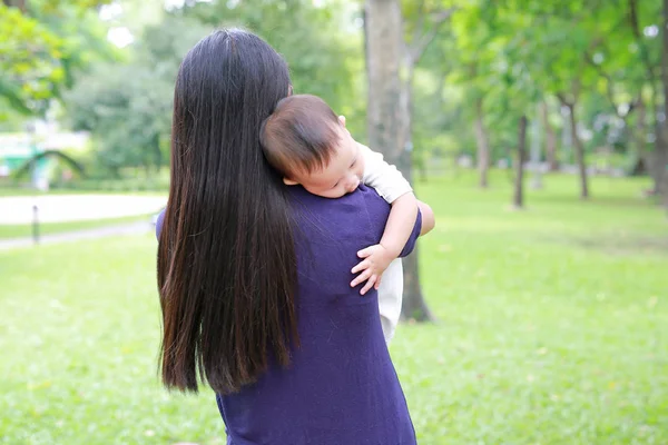 亚洲母亲背着她的婴儿男婴在夏季花园 — 图库照片