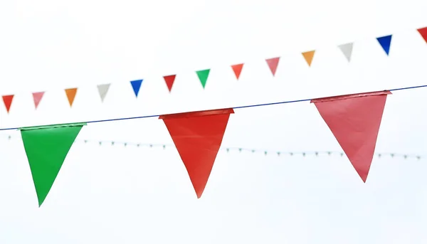 Banderas Triangulares Coloridas Que Cuelgan Cielo Blanco Aire Libre — Foto de Stock