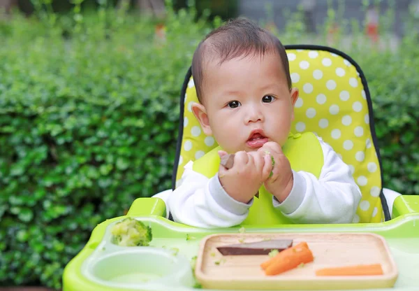 Niño Bebé Asiático Comiendo Por Baby Led Weaning Blw Concepto — Foto de Stock