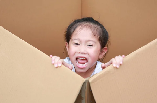 Sorrindo Pequena Menina Asiática Mentira Grande Caixa Papelão — Fotografia de Stock