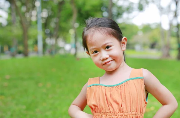Szczegół Uśmiechający Się Dziewczynka Azjatyckich Dziecko Parku Przyrody — Zdjęcie stockowe