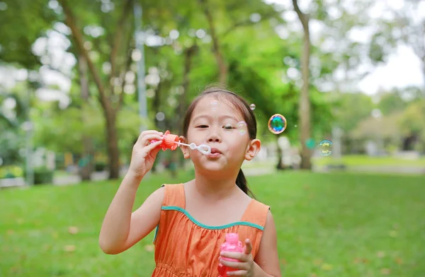 Очаровательная Маленькая Азиатская Девочка Пускающая Мыльные Пузыри Зеленый Сад — стоковое фото