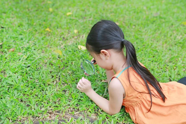 Menina Asiática Com Lupa Jardim Grama Verde — Fotografia de Stock