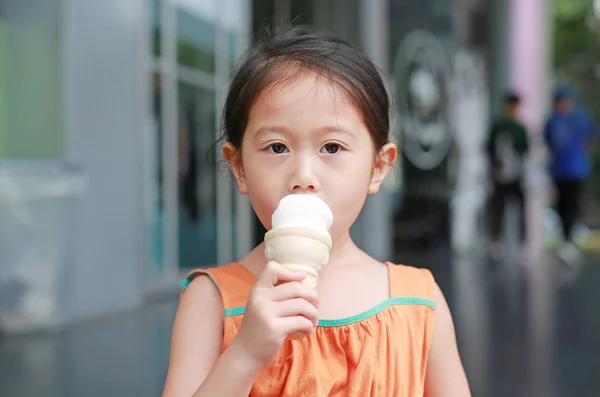 Χαριτωμένο Μικρό Ασιατικό Παιδί Κορίτσι Απολαμβάνουν Τρώει Παγωτό Χωνάκι — Φωτογραφία Αρχείου