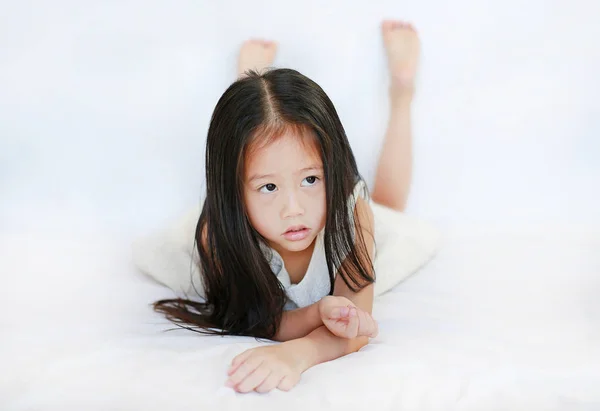 Adorável Menina Asiática Deitada Cama Sobre Fundo Branco — Fotografia de Stock
