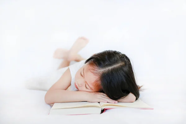 Bonito Pouco Ásia Criança Menina Deitado Hardcover Livro Cama Sobre — Fotografia de Stock