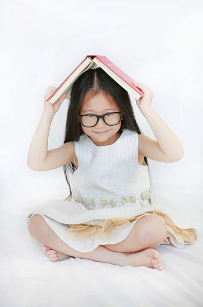 Adorável Menina Asiática Deitado Cama Coloque Livro Capa Dura Sua — Fotografia de Stock