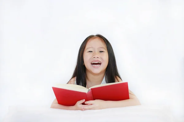 Ευτυχισμένος Ασίας Παιδί Κοριτσάκι Ανάγνωση Hardcover Βιβλίο Ξαπλωμένη Μαξιλάρι Κρεβάτι — Φωτογραφία Αρχείου