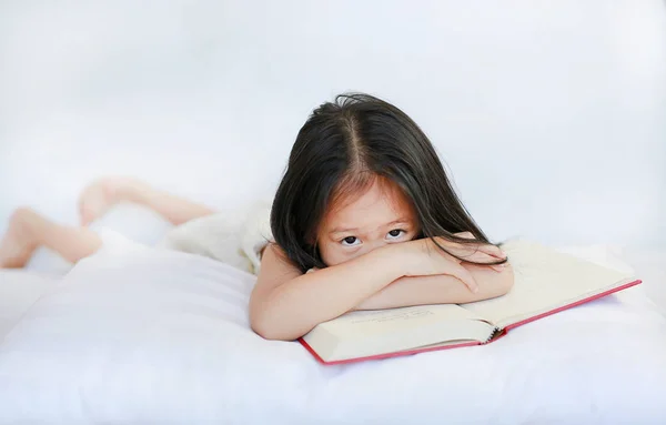Mooi Meisje Aziatisch Kind Liggend Met Hardcover Boek Kussen Witte — Stockfoto