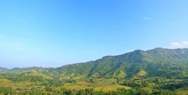 Güzel dağ manzarası ile dağ orman ve mavi gökyüzü Tayland.