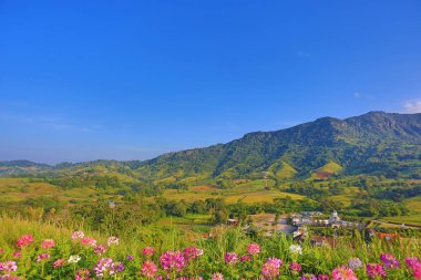 Güzel dağ manzarası ile dağ orman ve mavi gökyüzü Tayland.