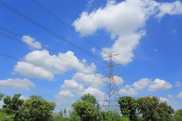 Pilón Electricidad Líneas Eléctricas Alto Voltaje Campo Verde Con Hermosas — Foto de Stock