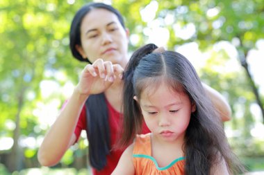 Penye kızının saç yeşil bahçesinde yatan anne.