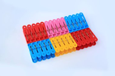 Beyaz arka plan üzerinde renkli plastik clothespins ayarla.
