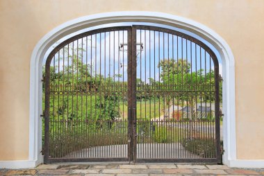 Demir kapı Bahçe çimento duvarda.