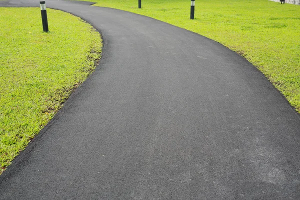 Nuevo Asfalto Que Una Pasarela Camino Suave Jardín Hierba Verde —  Fotos de Stock