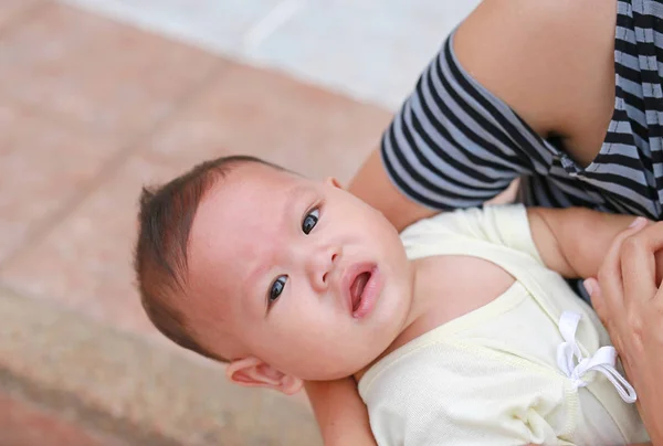 Primer Plano Asiático Bebé Niño Acostado Abrazo Madre Con Mirando —  Fotos de Stock