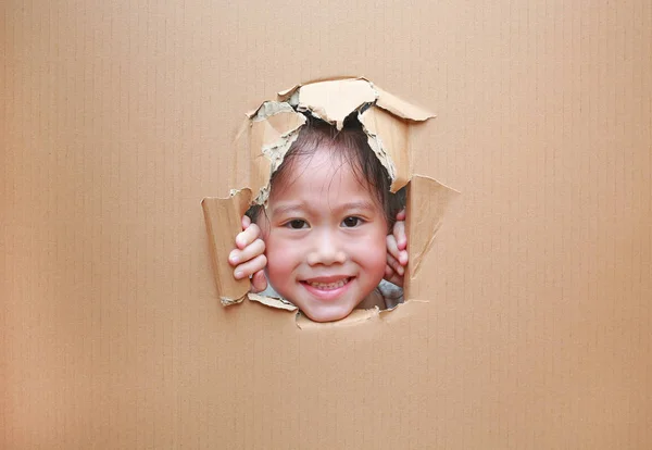Ευτυχισμένο Παιδί Ασιατικό Κορίτσι Κοιτάζοντας Μέσα Από Την Τρύπα Στο — Φωτογραφία Αρχείου