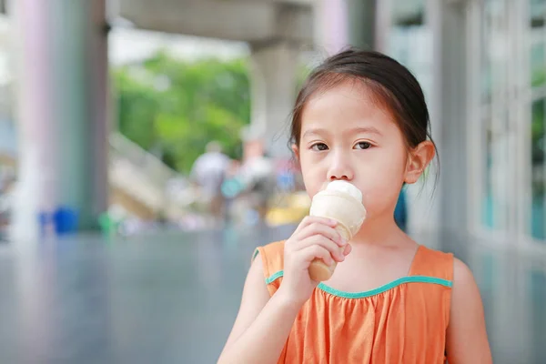 Bonito Pouco Ásia Criança Menina Gosta Comer Sorvete Cone — Fotografia de Stock