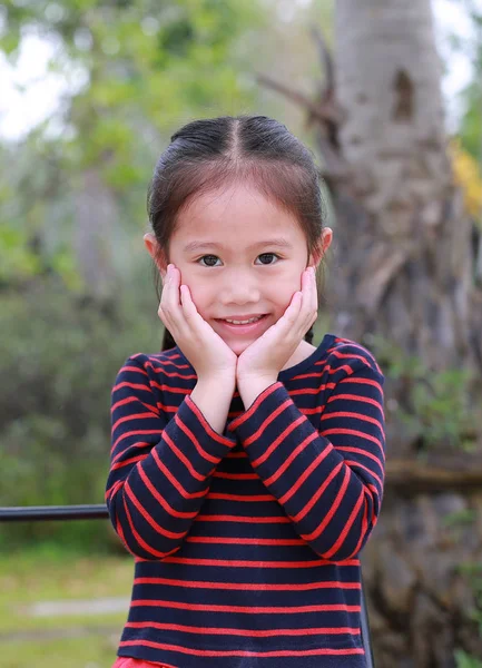Portret Uśmiechnięta Dziewczyna Azjatyckich Dzieciak Dotykając Jej Policzka Patrząc Prosto — Zdjęcie stockowe