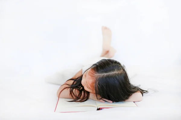 Lindo Poco Asiático Niño Chica Mintiendo Hardcover Libro Cama Sobre — Foto de Stock