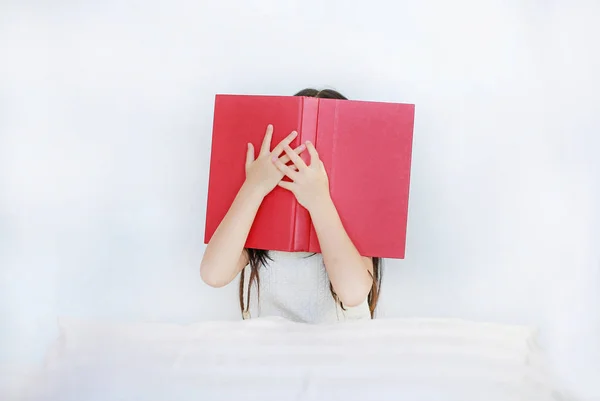 Gadis Kecil Asia Bersembunyi Wajah Dengan Buku Hardcover Terbuka Duduk — Stok Foto