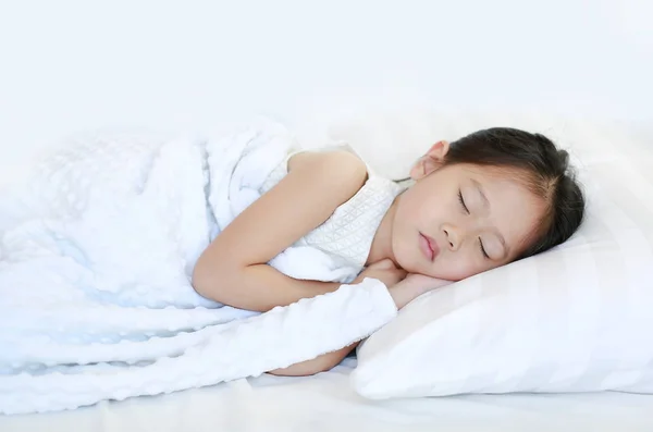 Śpiąca Dziewczyna Piękna Azjatka Dziecko Leżąc Łóżku — Zdjęcie stockowe