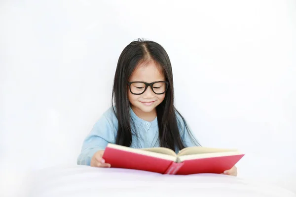 Hermosa Niña Asiática Feliz Leyendo Libro Tapa Dura Tumbado Cama —  Fotos de Stock