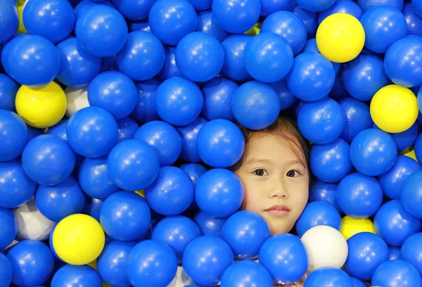 Bedårande Söt Flicka Leker Med Färg Plast Bollar — Stockfoto